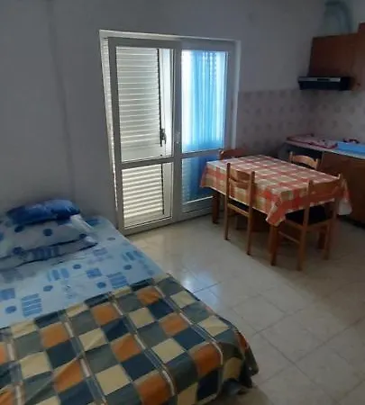 Ante Apartment *